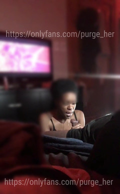 Purge_her: Štíhlá kočička se dvěma rukama nedbalá hlava postele