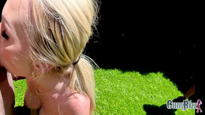 Cumbizz: Loira Bimbo com grande goma de bukkake