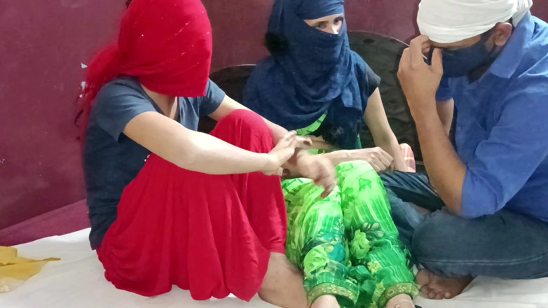 HousewifeGeeta: La vicina matrigna e la sua ragazza hanno scopato insieme