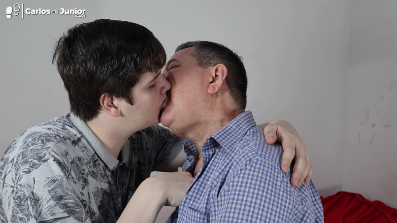 Carlos And Junior: Pai E Seu Garoto Se Beijando