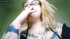 Estrella Steam: Blondýnka kouří cigaretu, ŽÁDNÉ AUDIO