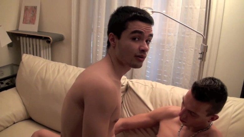Crunch Boy: Un minet latino utilisé par un garçon avec une bite...