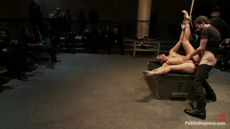 Public Disgrace by Kink: Yabancılar tarafından tekrar tekrar boşalmak için yapılan kontrolsüz orgazmlarla sınıra...