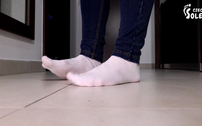 Czech Soles - foot fetish content: Yıpranmış beyaz çoraplı bakış açısı büyük ayaklarıyla azdırıyor
