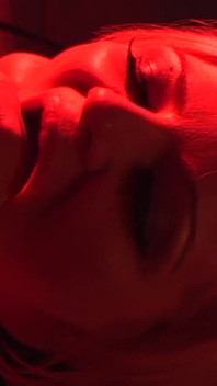 Sex countless szene 2: blonde vollbusige MILF fickt hart mit ihrem sklaven in einer BDSM-Höhle