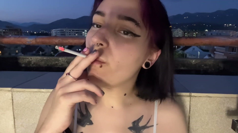 lanalovacutie: Deusa fumando ao ar livre e provocando você com seus...