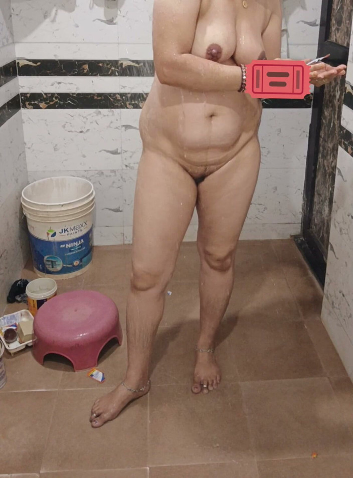 Priyahot77: प्रिया भाभी हॉट नहाते हुए बड़ी गांड शो