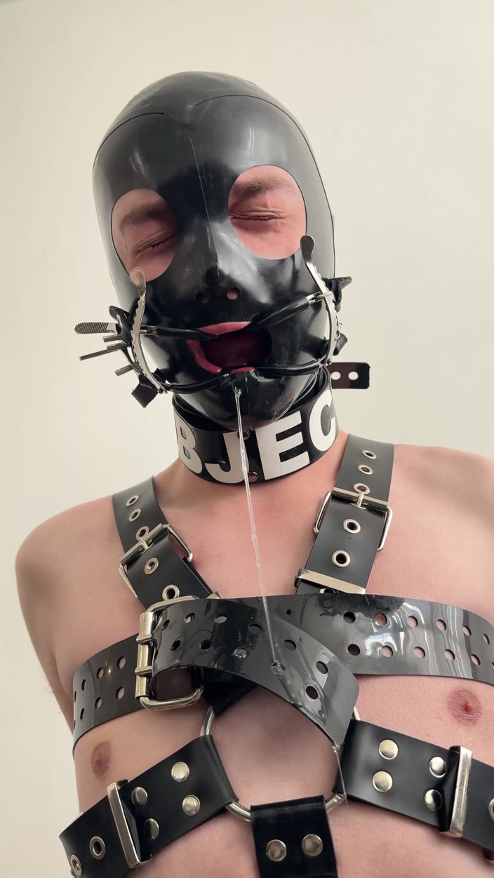 Inmate Cody and SubEdgeX: Gumový Twink připoutaný na místě a stroj dojený
