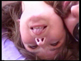 Lucky Cooch: Ohromující brunetka milf poskakuje na peckerovi svého milence venku