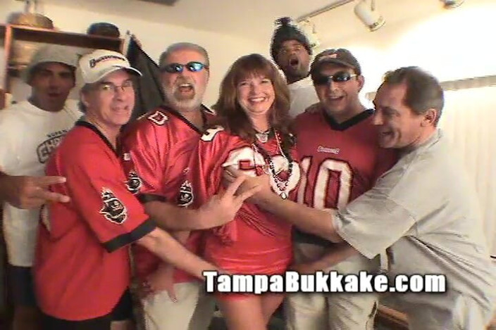 Tampa Bukkake: Gangbang bukkake MILF Florida Bucs Parti Kepala Merah Air Mani...