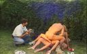 Anal Invasion: Stora bröst blond anal trängde in i trekant i trädgården