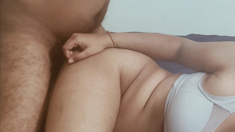 Roni gobal: Nevlastní sestra tvrdě šuká v místnosti s velkým ptákem