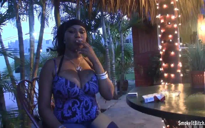 Smoke it bitch: Bystiga Smokey Dominikanska damen