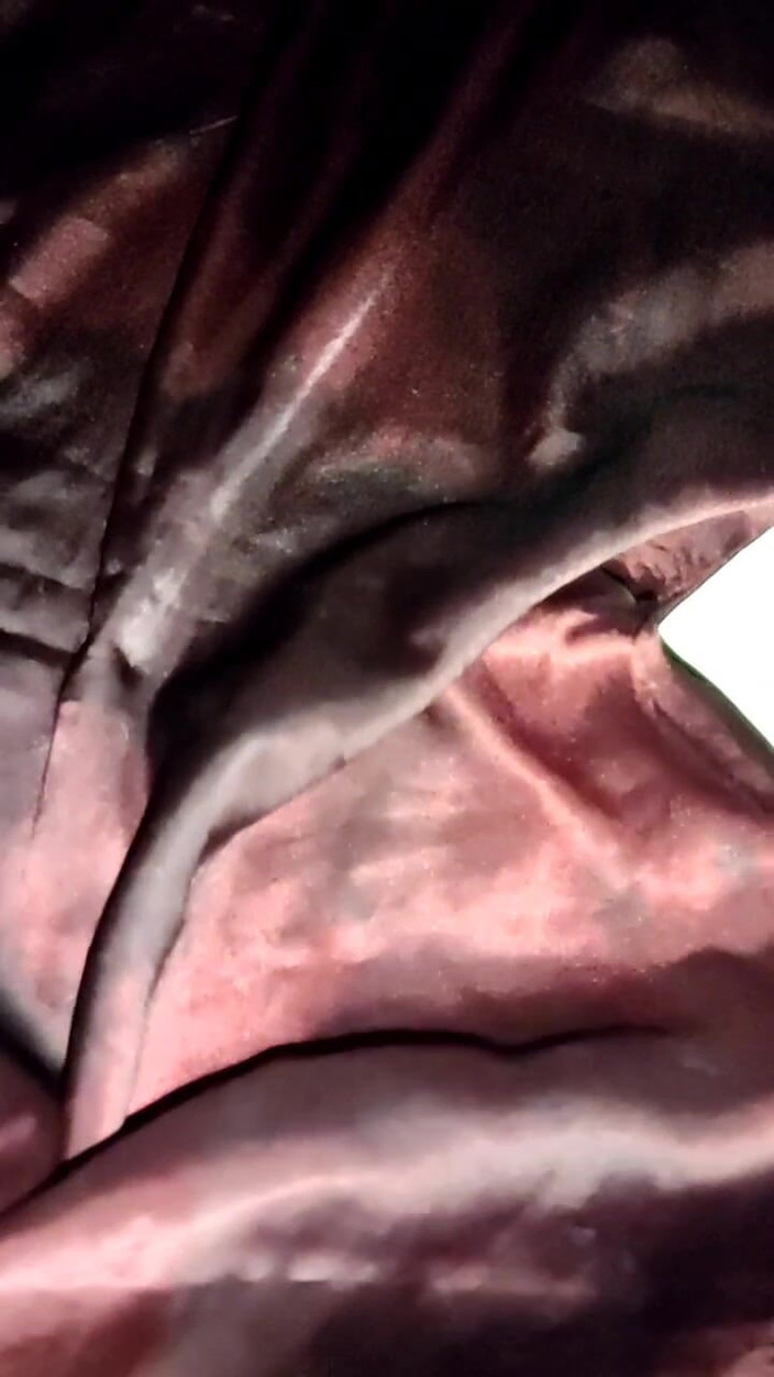 Satin And Silky: Satin silk handjob khiêu dâm - xuất tinh trên maroon satin...