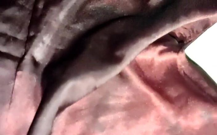 Satin And Silky: Satin seiden-handjob Porno - sperma auf maroon Satin seidiger anzug der...