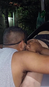 Mujer casada cachonda follando al aire libre hasta que su coño está goteando