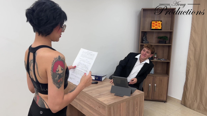 Army Productions: Neuken Mijn Sexy Secretaresse Getatoeëerde Slet