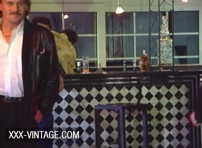 XXX-Vintage: Pesta seks vintaj di diskaun dengan Sarah Young dan kawan-kawan