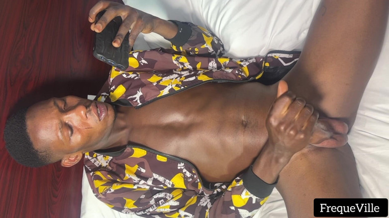 FrequeVille: Lelaki miang di rumah melancap zakarnya