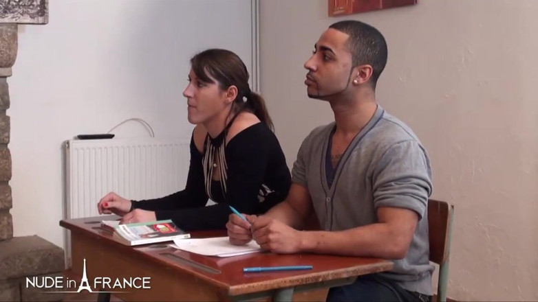 Nude in France: Cinsel eğitim azlığı pratik grup sekse dönüşecek