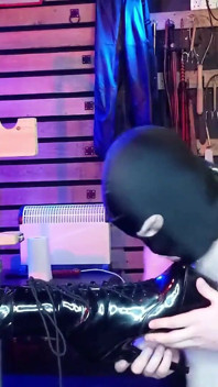 Zabawa z moją zabawką: Koniec sesji ballbusting z nagrodą wielbienia stóp