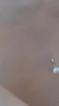 ブロンドのビッチの指が車のボンネットに膣を滴らせる