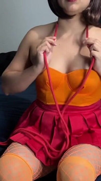 Velma si concede piacere finché non raggiunge l'orgasmo / Astarioth
