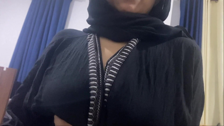 Arabicqueen: Arabisches pakistanisches mädchen mit dicken möpsen wird allein gedrückt
