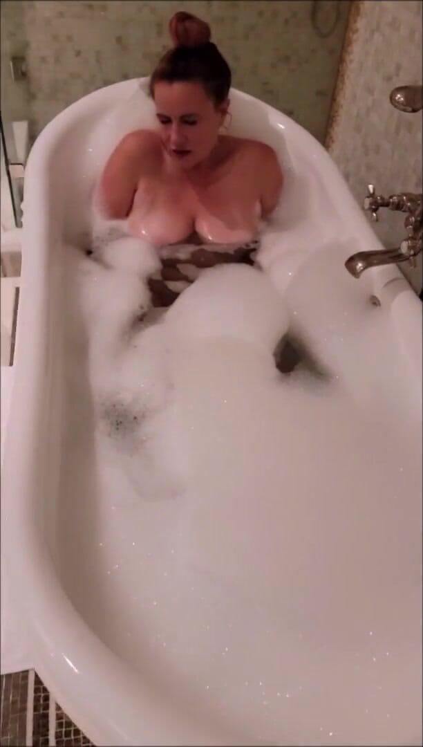 Nikki Nevada: Sexy MILF Nikki bubblebath masturbation