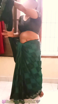 Lux saree si istri super semok india lagi asik pamer toket dan memek berbulunya! Indianhotwifex