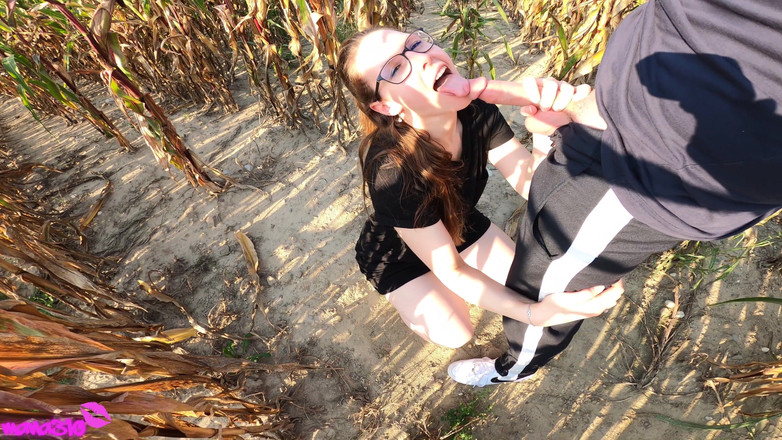 Mana310: トウモロコシ畑で私を犯して、私の中に射精してください