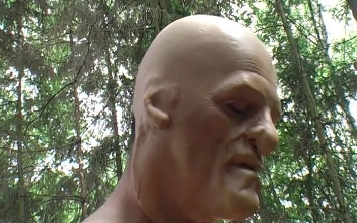 Mature NL: Follada por un hombre enmascarado en el bosque