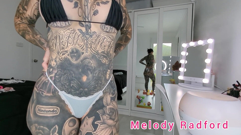 Melody Radford: Mikro bikini ve dantelli g string denemesi minyon gotik fitness...