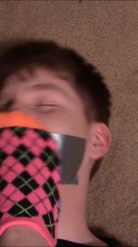 Nakukující přítel se proměnil v otroka páchnoucího nohama