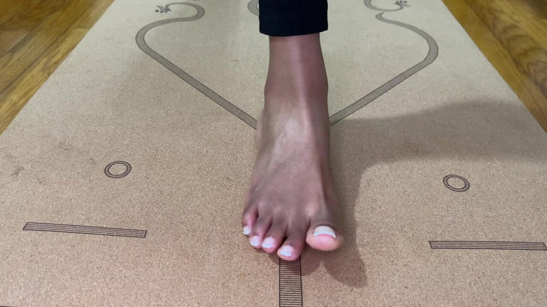 Pink Foxx: Yogi si cewek semok kulit hitam lagi asik pamer kaki...