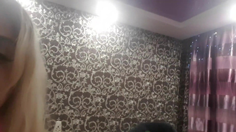 LarisaCum: Saya bermain dengan dildo besar dalam video ini