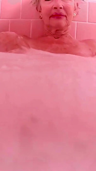 Eu, em um banho de bolha