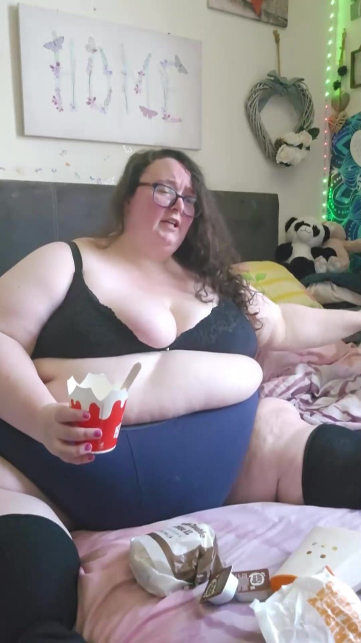 SSBBWLadyBrads: SSBBw hamburger si riempie il pasto e chat parte 1
