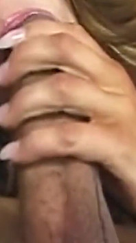 Pulă mare și neagră întinde pizda lărgită a curvei blonde larg deschise