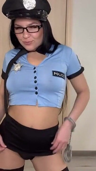 Polis wanita itu mempelana naga itu dan merangkap dengan kuat