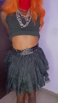 Zakar hitam di bawah skirt besar