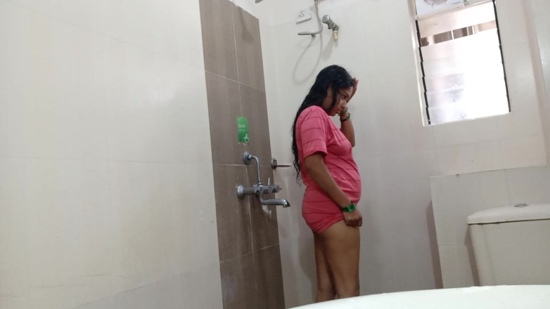 Telugu Couple: Indisk bhabhi fingrar fitta medan hon tar dusch