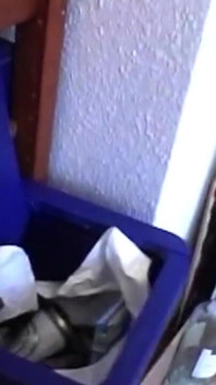 Rijpe brunette vingert nat poesje tot een vastklemmend orgasme