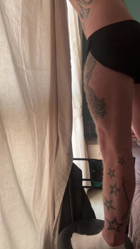 Dick si tolse i pantaloncini sportivi di nylon.