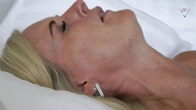 迭尔迪·蒂娜: 他的第一个白人！18 岁的肯尼亚人性交！