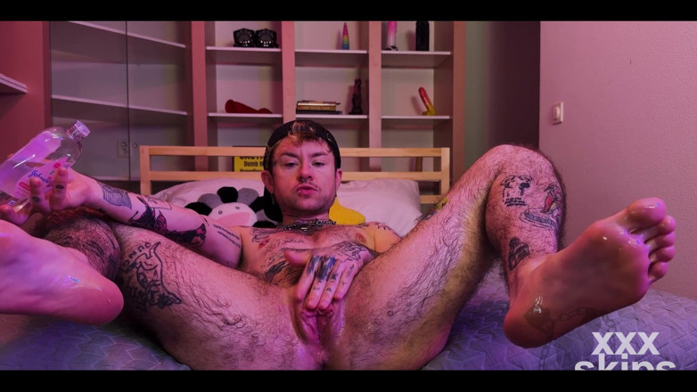 Xxx skips: Tätowierter Ftm Xxxskips bedeckt sich mit Öl, reibt seine nackten Füße,...