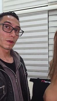 Jordhy przekonuje nieznajomego w parku do udziału w filmie porno