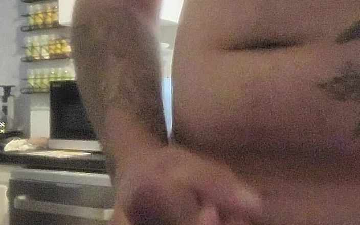 Garywhore: Chico cachondo masturbándose, corriéndose sobre el mostrador de la cocina...