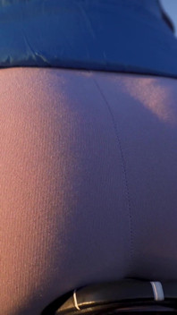 Teen japanerin reitet fahrrad und zeigt ihren arsch in engen leggings