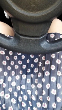 Mrdka nosí chiffon minisukni se saténovou podšívkou